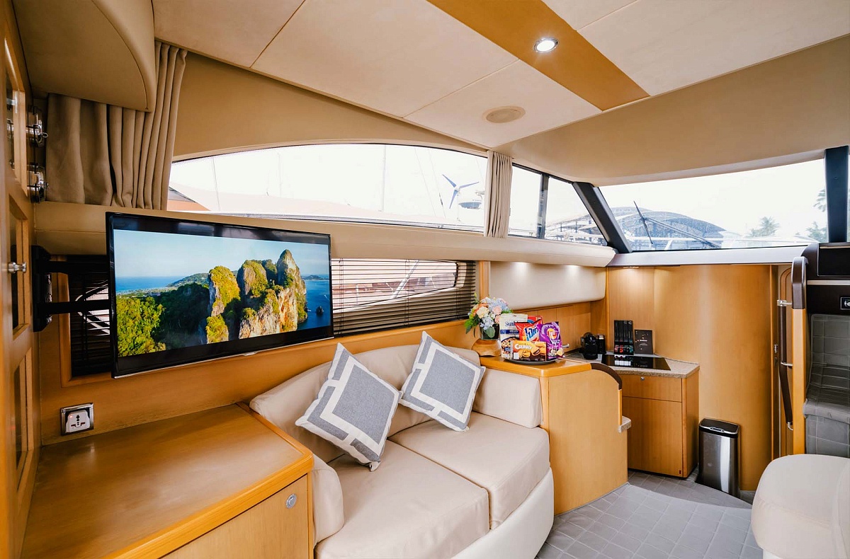 Аренда моторной яхты Princess 42 на Пхукете